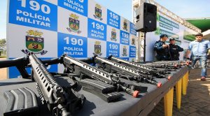 Entrega de viaturas e armas em Três Lagoas; Estado amplia investimentos e vê índices de criminalidade recuarem. (Foto: Edemir Rodrigues/Subcom)