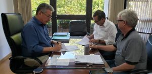 Hashioka, Bosco e Furlan, em ato que garantiu à Fertel autonomia quanto a espaço no Palácio das Comunicações. (Foto: Humberto Marques)