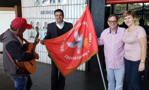 Um dos alferes, Danilo Magalhães, Bosco Martins e Luciane Souza. (Foto: Iasmin Biolo/Fertel)