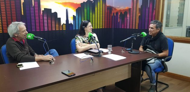 Celito Espíndola (à esquerda) e Maristela Cantadori entrevistaram o músico Pedro Ortale, que deixa MS para assumir a gestão do Museu da Fotografia em Fortaleza (CE). (Foto: Pedro Amaral/Fertel)