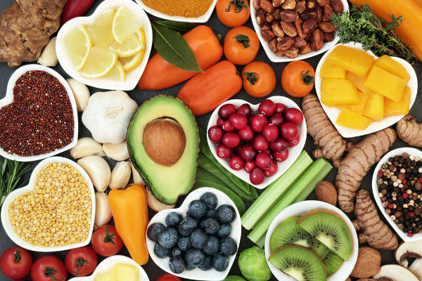 Nutricionista reforça que consumo de vitaminas é mais benéfico para a saúde quando feito a partir dos alimentos. (Foto: Brasil Escola/Reprodução)