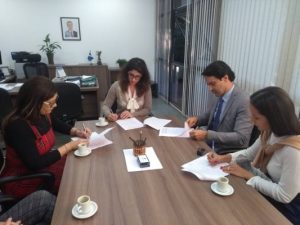 Procuradora Cláudia Fernanda Noriler Silva (à direita), a procuradora-geral do Estado Fabíola Marquetti Sanches Rahim (centro), o procurador-geral adjunto do Estado Ivanildo Silva da Costa e a proprietária da Vyga, Márcia Regina Pereira Rodrigues; Vyga deverá seguir regras para ter direito a novos pagamentos. (Foto: MPT/Divulgação)