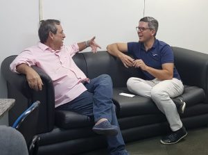 Bosco Martins e Rodrigo Terra acertaram detalhes sobre a transmissão da Copa Campo Grande de Futebol Amador e divulgação dos Jogos Radicais Urbanos. (Foto: Pedro Amaral/Fertel)