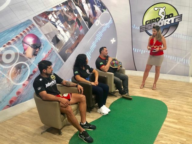 Eva Regina (em pé) comanda o Giro do Esporte, que vai ao ar diariamente na TVE Cultura. (Foto: Daniela Lima/Fertel)