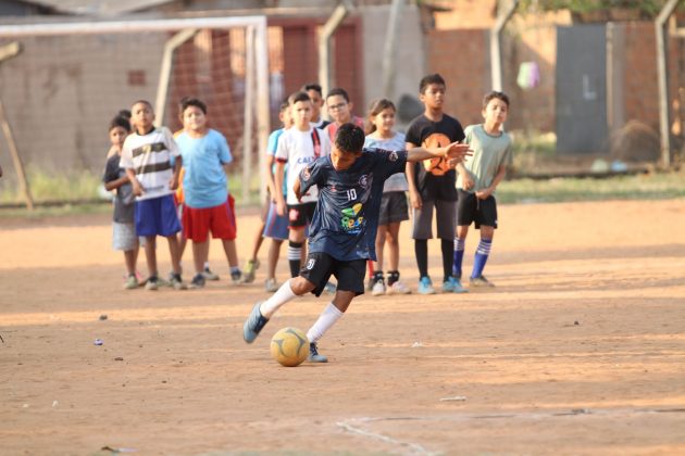 Antes nas ruas, as “peladas” agora são no Rede