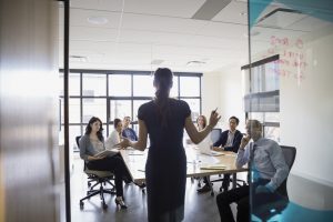 Mulheres devem ignorar preconceitos e perceberem seu potencial, já reconhecido por superiores, ao lidar com proposta de ascensão profissional. (Foto: Fortune Magazine/Reprodução)