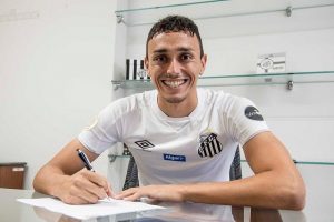 Diego Pituca renovou contrato com o Santos até 2023, com multas milionárias para deixar o Alvinegro Praiano. (Foto: Divulgação)