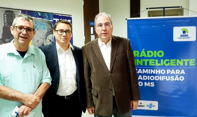 Bosco Martins, Cristiano Flores (Abert) e Rosário Congro Neto (AER-MS), no lançamento do programa Rádio Inteligente. (Foto: Humberto Marques)