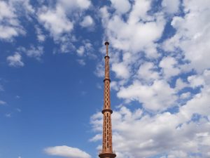 Torre da Fertel, em Campo Grande; com afastamento de frente fria, céu fica entre parcialmente nublado e claro no Estado e umidade do ar chega a 25% nesta quarta-feira. (Foto: Humberto Marques)