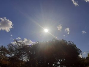 Sol sobre Campo Grande na tarde de ontem (8); sexta-feira também promete calor e baixa umidade do ar na Capital. (Foto: Humberto Marques)