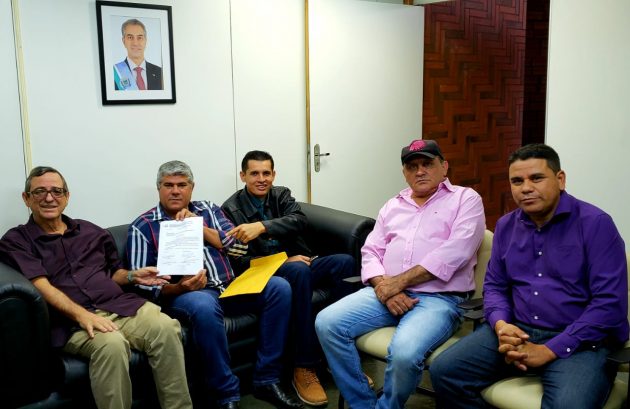 Bosco (à esquerda) recebe de vereadores solicitação para Educativa 104.7 FM chegar a Bonito. (Foto: Iasmin Biolo/Fertel)
