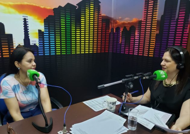 Supervisora da Sesau, Lucimara (à esquerda) convidou população a participar de evento que discutirá estratégias de prevenção ao suicídio entre crianças e jovens. (Foto: Iasmin Biolo/Fertel)