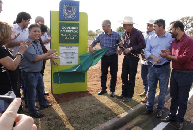 Governador inaugurou acesso pavimentado entre Parque Industrial de Três Lagoas e aeroporto; acesso beneficiará mais de 5 mil trabalhadores. (Foto: Divulgação)