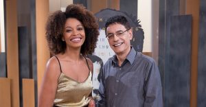 Adriana Couto e Cunha Jr. comandm o Metrópolis, que vai ao ar de terça a quinta-feira, aos domingos e noites de segunda-feira na TVE Cultura. (Foto: Divulgação)