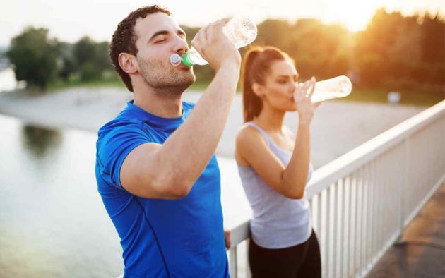 Hidratação é importante para o bom funcionamento do organismo e deve ter cuidado redobrado em dias de calor e baixa umidade. (Foto: Santa Mônica Clube de Campo/Reprodução)