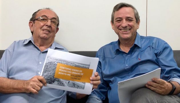 Odilson Soares recebe de Bosco Martins proposta de anel viário localizado a 20 km da área urbana e que respeita questões ambientais. (Foto: Iasmin Biolo/Fertel)