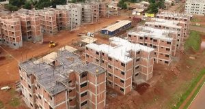 Obras de conjunto residencial em Campo Grande; questão habitacional será debatida no Panorama MS. (Foto: Aurélio Miranda/PMCG/Arquivo)