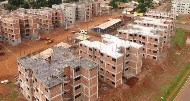 Obras de conjunto residencial em Campo Grande; questão habitacional será debatida no Panorama MS. (Foto: Aurélio Miranda/PMCG/Arquivo)
