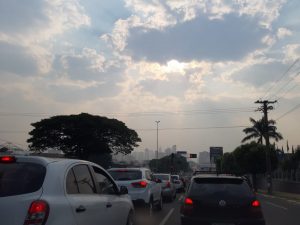 Céu sobre Campo Grande na quinta-feira, quando frente fria chegou ao Estado; sexta-feira terá temperaturas em elevação. (Foto: Humberto Marques)