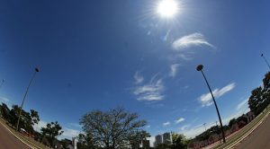 Quinta-feira promete ter céu aberto, com névoa seca, na Capital. (Foto: Chico Ribeiro/Subcom)