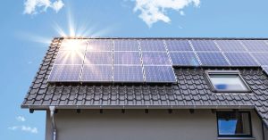 Geração de energia fotovoltaica se dá por meio de painéis, cujo custo foi barateado nos últimos anos. (Foto: Intelbras/Reprodução)