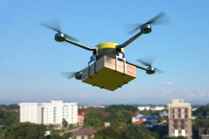 Uso de drones para entregas, já discutido em diferentes locais do mundo, começa a ser testado no Brasil. (Foto: Pymnts.com/Reprodução)