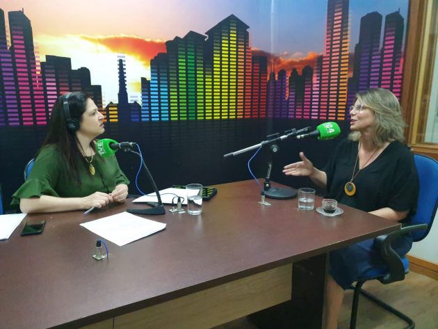 Psicóloga Giuliana Santos (à direita) afirma que apoio da família é essencial para dar tranquilidade a quem vai prestar no Enem. (Foto: Pedro Amaral/Fertel)