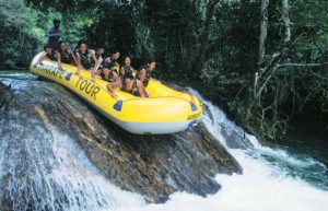 Passeio de bote por cachoeiras do rio Formoso. (Foto: Divulgação)