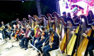 Apresentação da orquestra de harpas na Praça do Rádio
