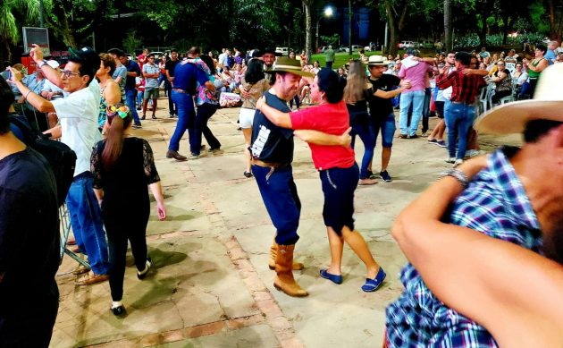 Praça do Rádio virou um grande salão a céu aberto