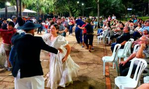 Público foi contagiado pelo ritmo do chamamé e dançou na Praça do Rádio