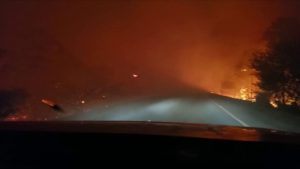Fumaça das chamas invadiu a pista da BR-262 e torna o tráfego na região de Corumbá perigoso. (Foto: PRF/Divulgação)