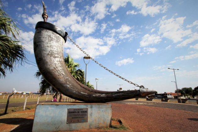 Monumento em homenagem ao tereré, próximo ao Aeroporto Internacional de Campo Grande; bebida que é um "patrimônio do Estado" tem benefícios, mas pode causar problemas quando consumida em excesso. (Foto: Saul Schramm/Subcom/Arquivo)