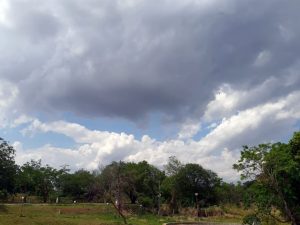 Céu de Campo Grande durante a terça-feira (15); previsão é de dia nublado com chuvas. (Foto: Humberto Marques)