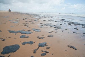 Mancha de óleo também frustrou quem adquiriu pacotes para visitar praias do Nordeste; Procon-MS adverte sobre possibilidade de adiamento ou cancelamento das viagens. (Foto: Adema/Governo do Sergipe/Divulgação)