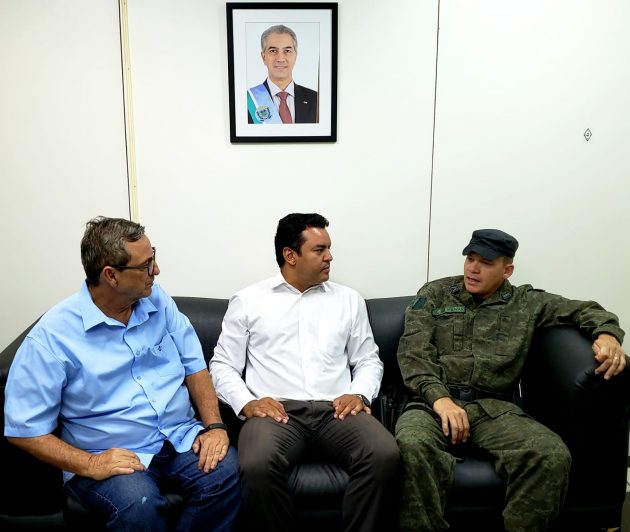 Bosco Martins, Danilo Magalhães e o tenente-coronel Vilmar Fernandes discutem detalhes do 2º Desafio Bope. (Foto: Iasmin Biolo/Fertel)