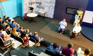 Bosco Martins (à esquerda) e o procurador jurídico da Fertel, Danilo Magalhães, durante reunião de avaliação nesta terça. (Foto: Iasmin Biolo/Fertel)