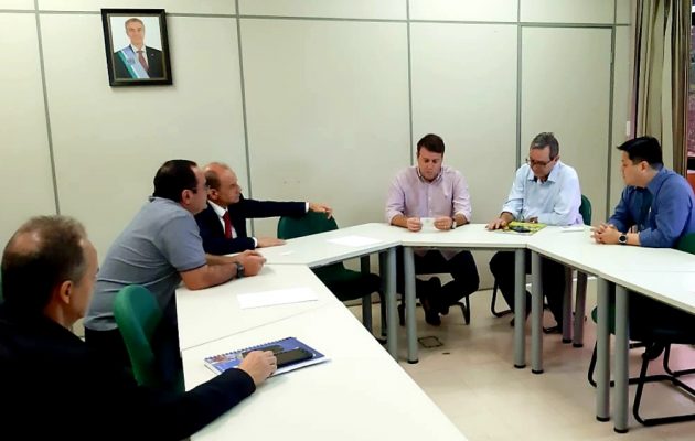 Sidelvan, Gamba, Alcântara, Mattos, Bosco Martins e Celso Tanaka, da SGI, durante reunião nesta quinta-feira na Sefaz que discutiu parceria entre Claro/Embratel e Fertel. (Foto: Humberto Marques)