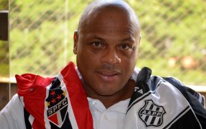 Ex-zagueiro Ronaldão, com as camisas do São Paulo, onde foi um dos destaques na década de 1990, e da Ponte Preta, da qual foi gerente de futebol. (Foto: Divulgação)