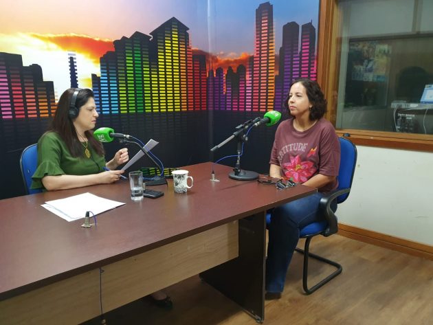 Professora da UFMS, Alessandra Gutierrez (à direita) falou ao Bom Dia Campo Grande sobre debates no Diern-2019, que foca doenças infecciosas que retornam ou são negligenciadas. (Foto: Pedro Amaral/Fertel)