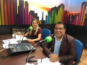 Joel Silva e Eva Regina comandam o radiojornal MS no Rádio (Foto: Iasmim Biolo)